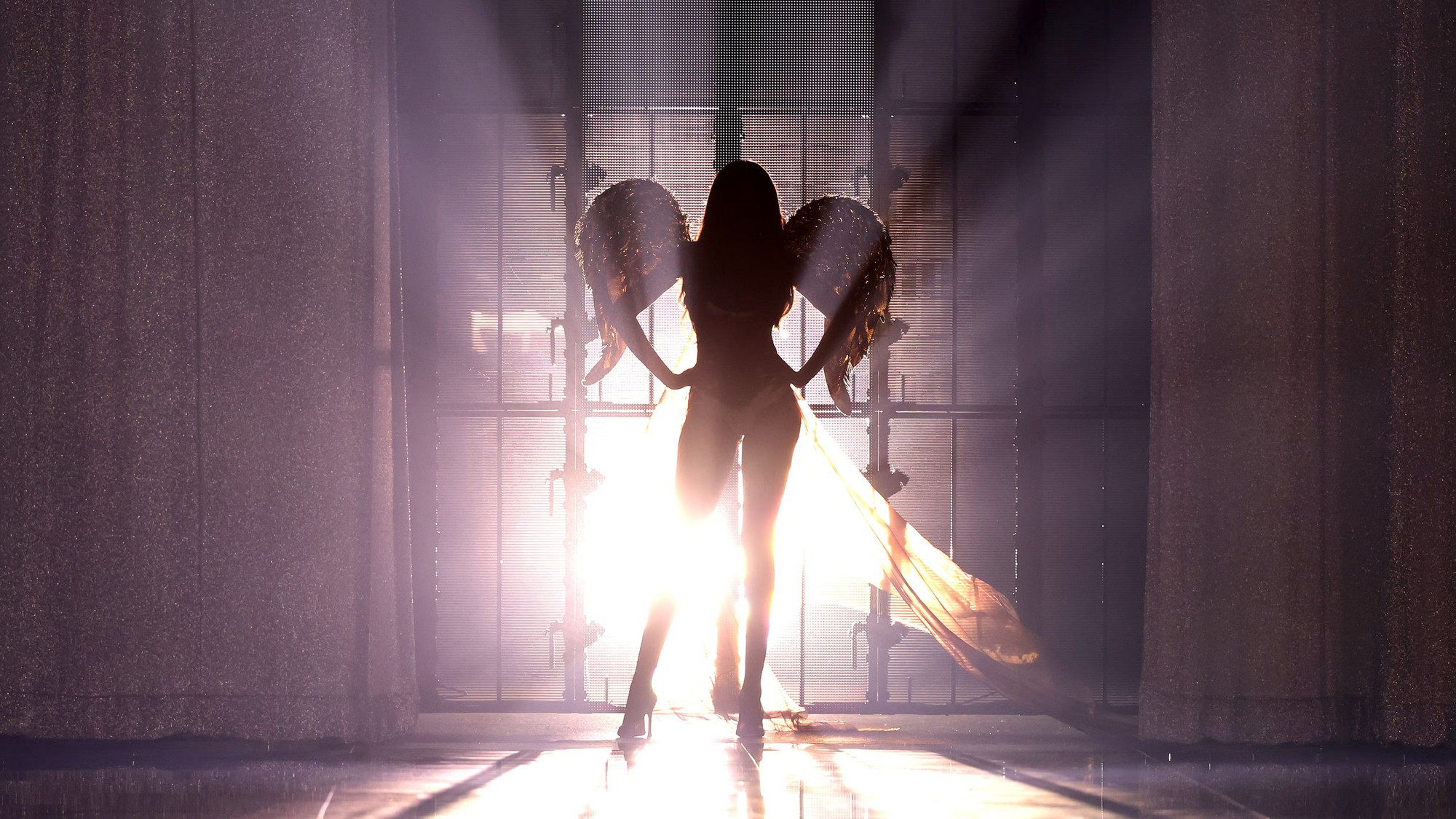 Người mẫu Victoria’s Secret được trả bao nhiêu tiền cho mỗi lần sải bước trên runway? - Ảnh 2.