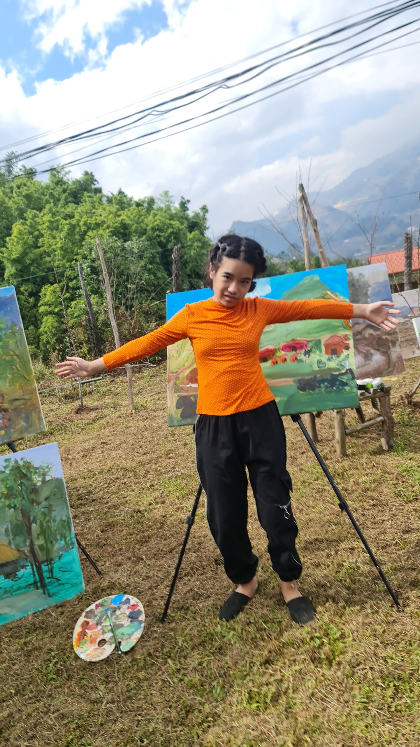 Triển lãm tranh của con gái GS Đặng Hùng Võ: Hành trình nghệ thuật từ những mảnh giấy vứt đi của đứa trẻ tự kỷ - Ảnh 8. Triển lãm tranh của con gái GS Đặng Hùng Võ: Hành trình nghệ thuật từ những mảnh giấy vứt đi của đứa trẻ tự kỷ - Ảnh 8.