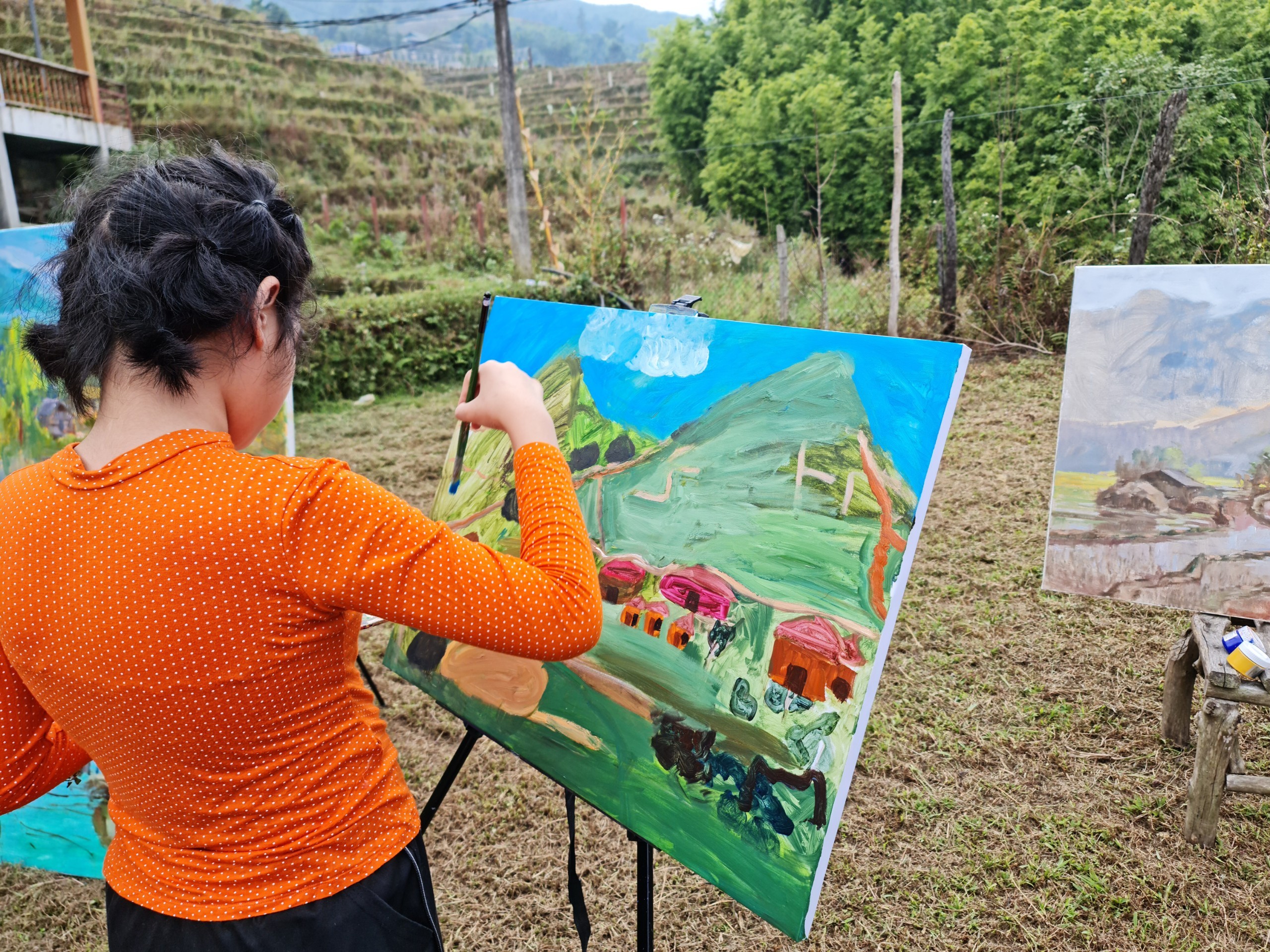 Triển lãm tranh của con gái GS Đặng Hùng Võ: Hành trình nghệ thuật từ những mảnh giấy vứt đi của đứa trẻ tự kỷ - Ảnh 6. Triển lãm tranh của con gái GS Đặng Hùng Võ: Hành trình nghệ thuật từ những mảnh giấy vứt đi của đứa trẻ tự kỷ - Ảnh 6.