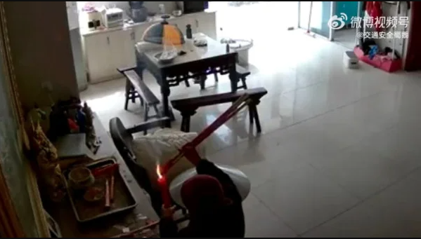Cụ bà vừa châm lửa thắp 3 nén hương, sự việc kinh hoàng liền xảy ra - Ảnh 1.