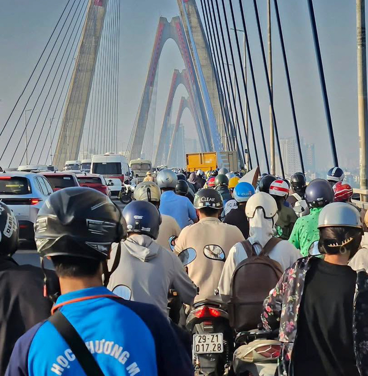 Ô tô lao qua dải phân cách cầu Nhật tân gây ùn tắc nghiêm trọng hướng đi sân bay Nội Bài - Ảnh 2.