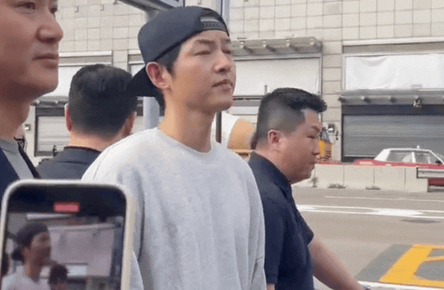 Song Joong Ki mặt bỗng biến sắc, sượng trân khi nghe tên vợ cũ Song Hye Kyo trên phố- Ảnh 1.