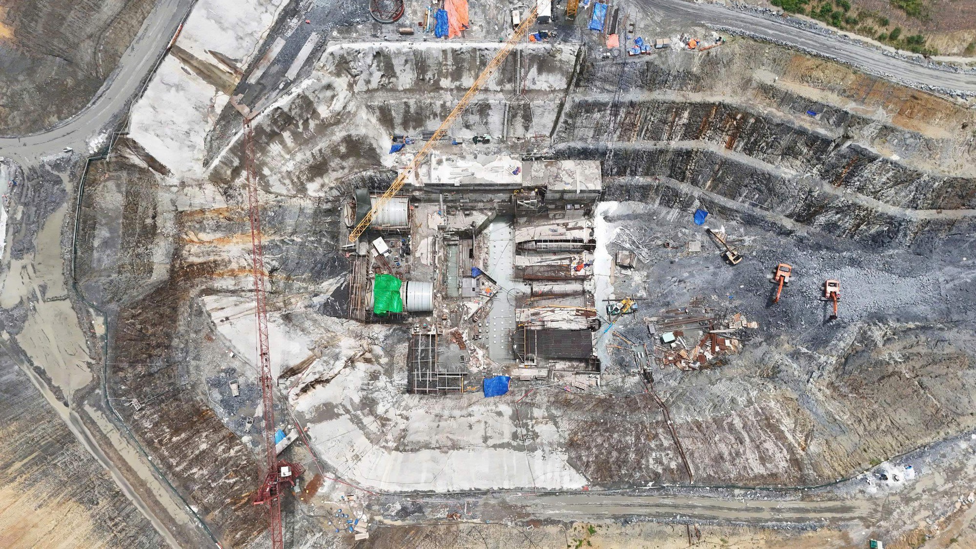 'Lên đời' đại công trình của Việt Nam: Đào 400.227 m3 đất đá, đổ 48.354 m3 bê tông, lắp đặt 2.103 tấn thiết bị - Ảnh 1.