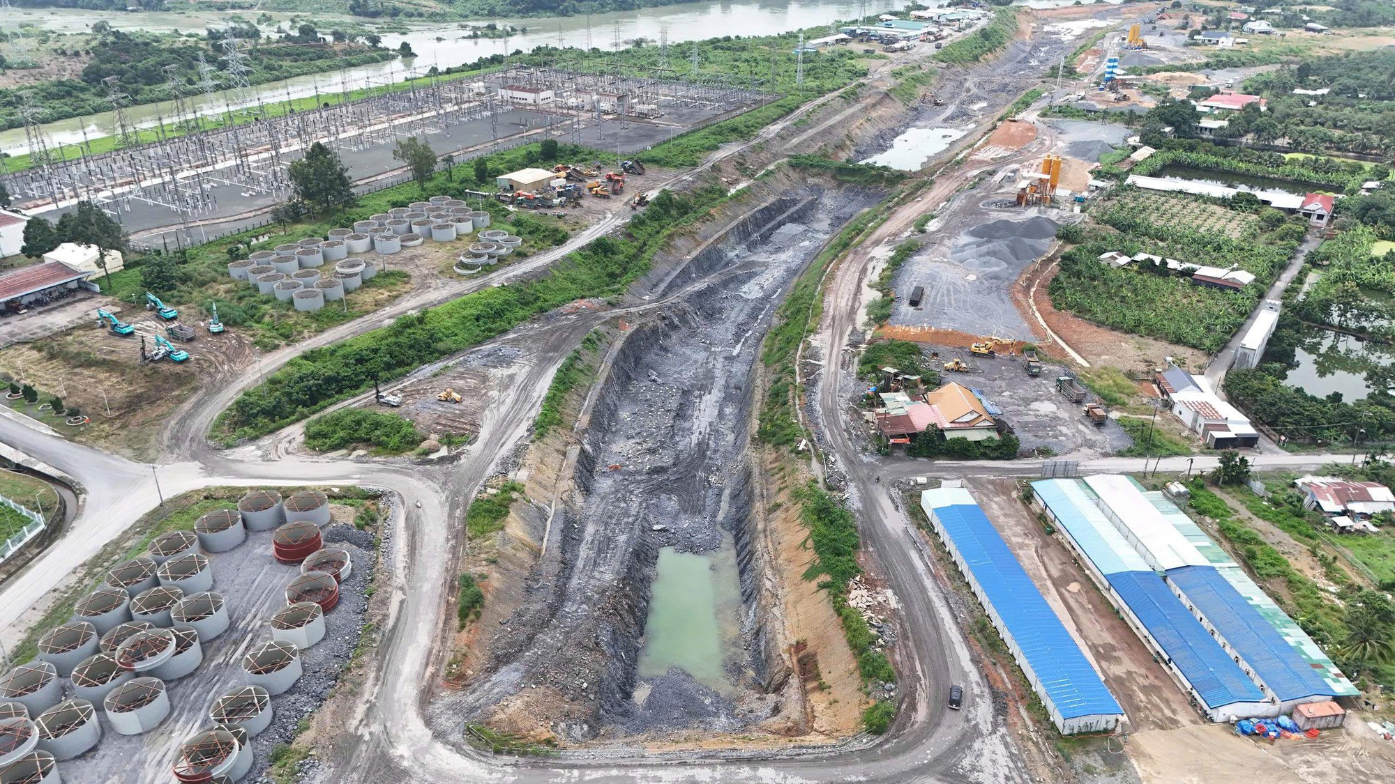 'Lên đời' đại công trình của Việt Nam: Đào 400.227 m3 đất đá, đổ 48.354 m3 bê tông, lắp đặt 2.103 tấn thiết bị - Ảnh 3.