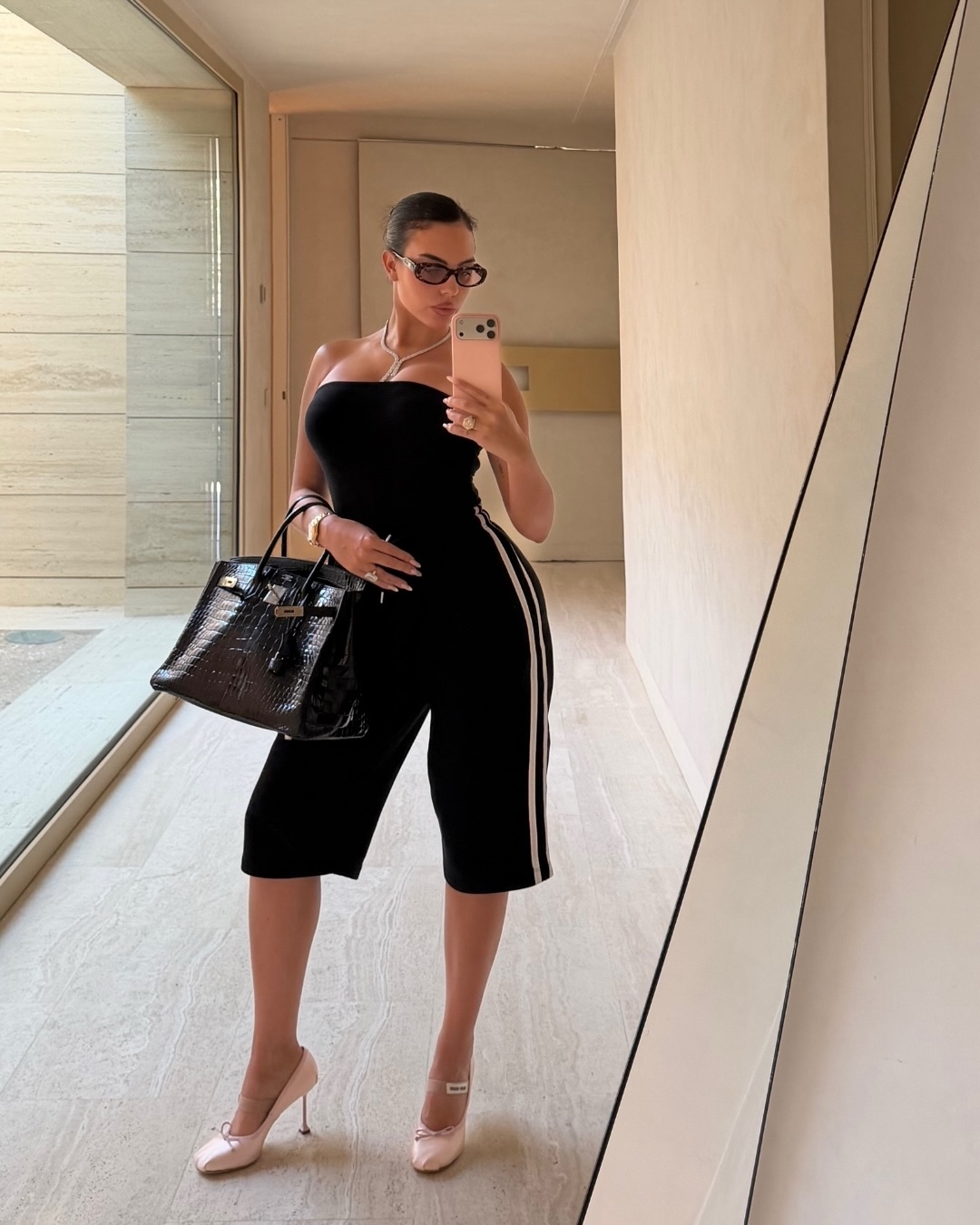 Vợ Ronaldo bận rộn l&agrave;m ăn ri&ecirc;ng giữa l&uacute;c chồng bỏ việc- Ảnh 1.