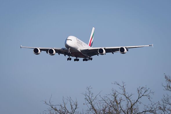 Chuyến bay Emirates EK31 phát tín hiệu khẩn cấp 7700 giữa hành trình đến London - Ảnh 1. Chuyến bay Emirates EK31 phát tín hiệu khẩn cấp 7700 giữa hành trình đến London - Ảnh 1.