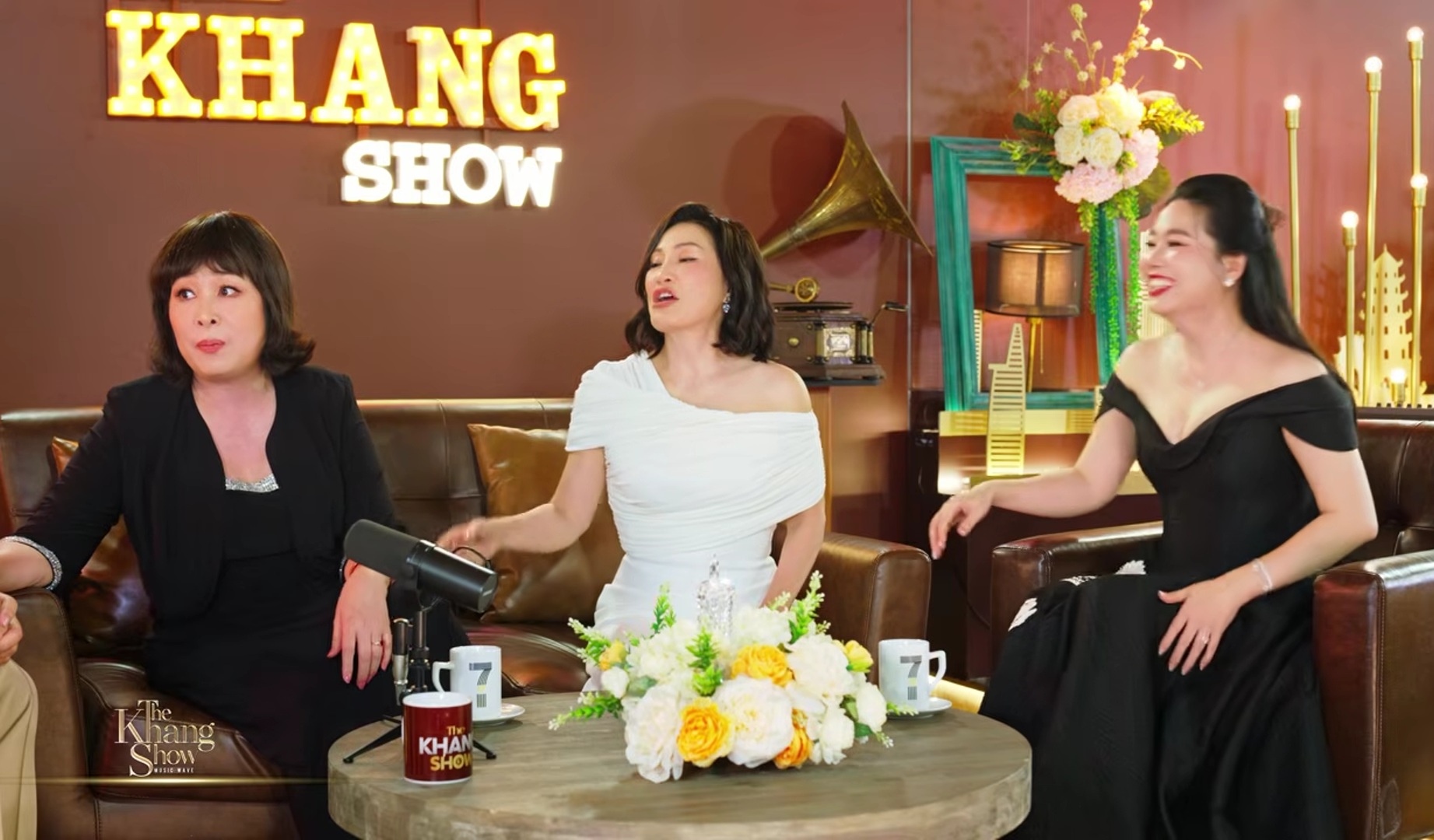 Mừng cho hạnh ph&uacute;c tuổi 64 của Hồng Đ&agrave;o - Ảnh 2.