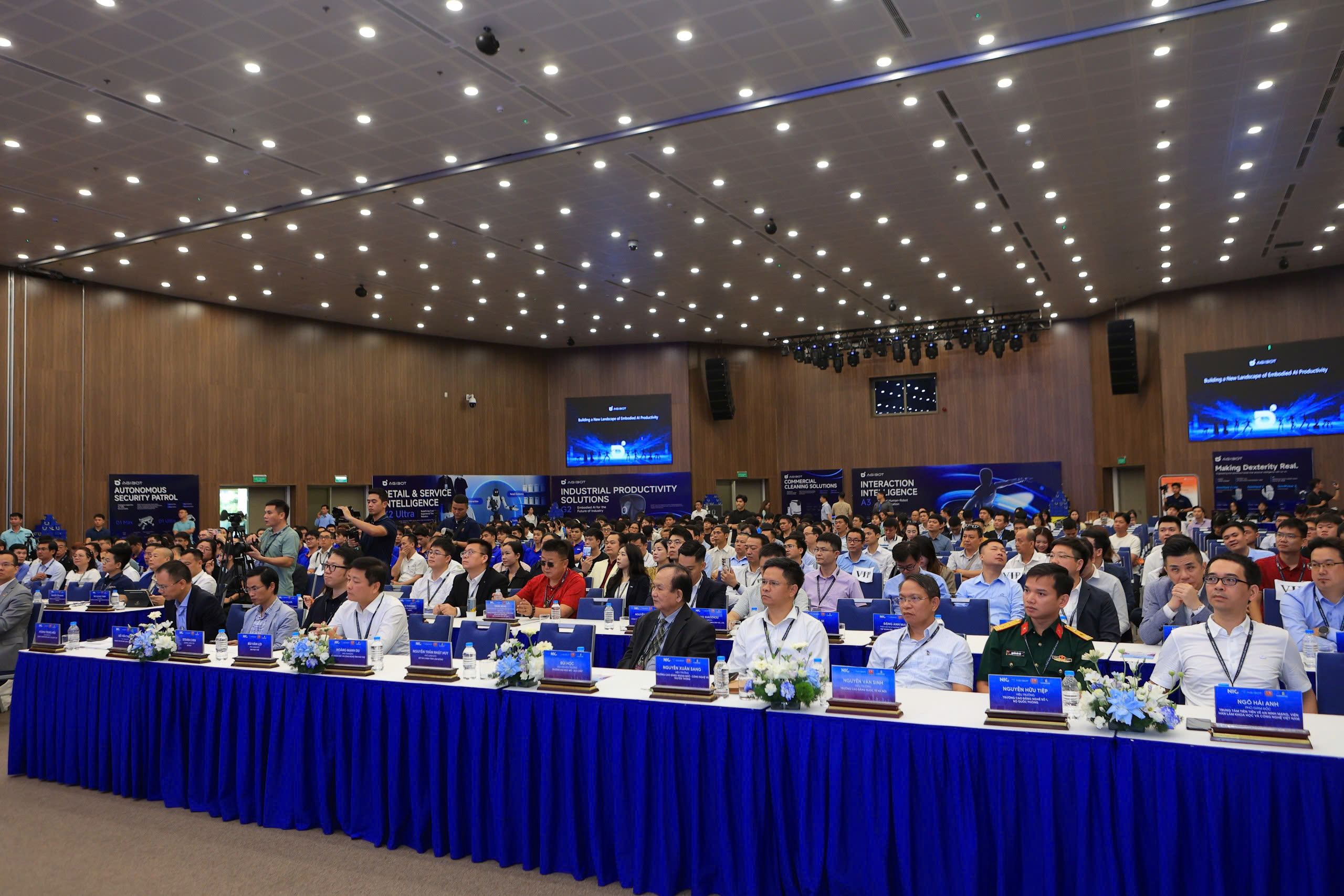 Trung Quốc mang robot tới Hà Nội, cùng Việt Nam khai thác