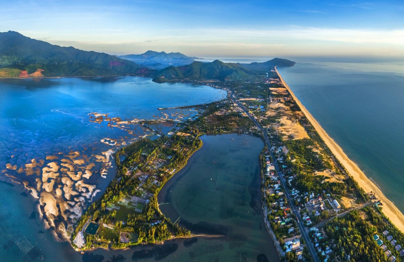 Vịnh Lăng C&ocirc;: Thi&ecirc;n đường biển đẹp nhất Việt Nam 2026 - Ảnh 2.