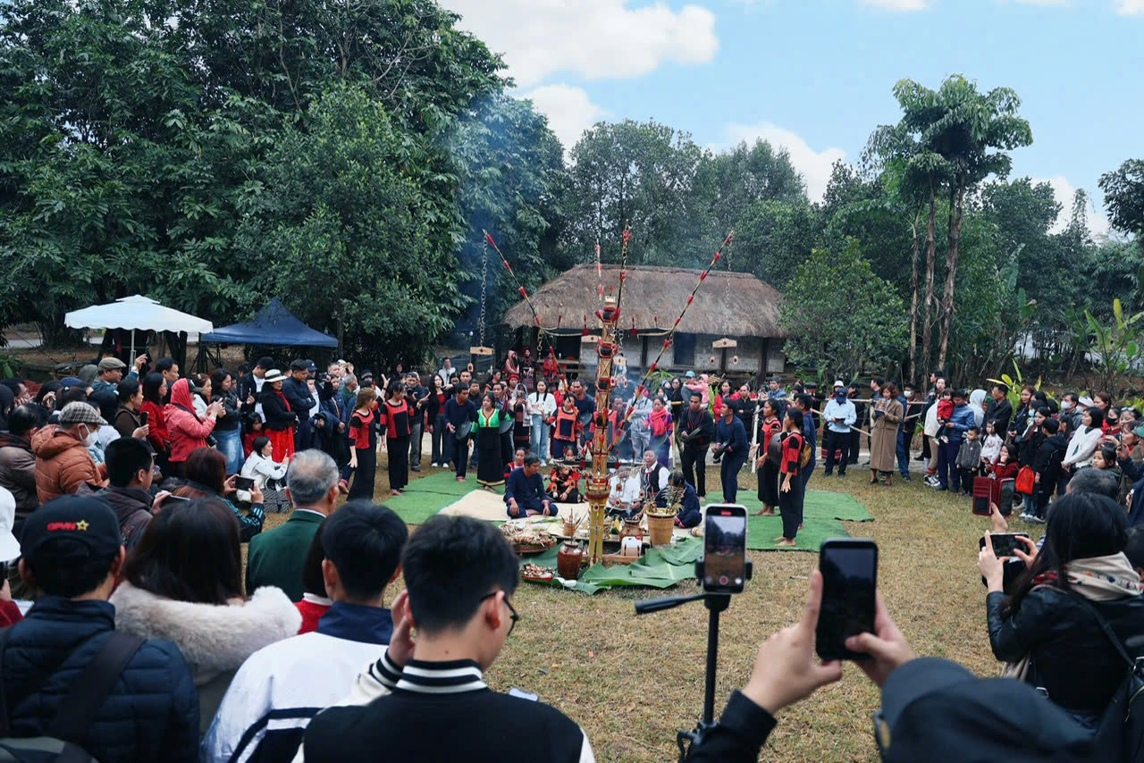 Làng văn hóa - Du lịch các dân tộc Việt Nam: Khám phá đời sống đa dạng 54 dân tộc - Ảnh 3. Làng văn hóa - Du lịch các dân tộc Việt Nam: Khám phá đời sống đa dạng 54 dân tộc - Ảnh 3.