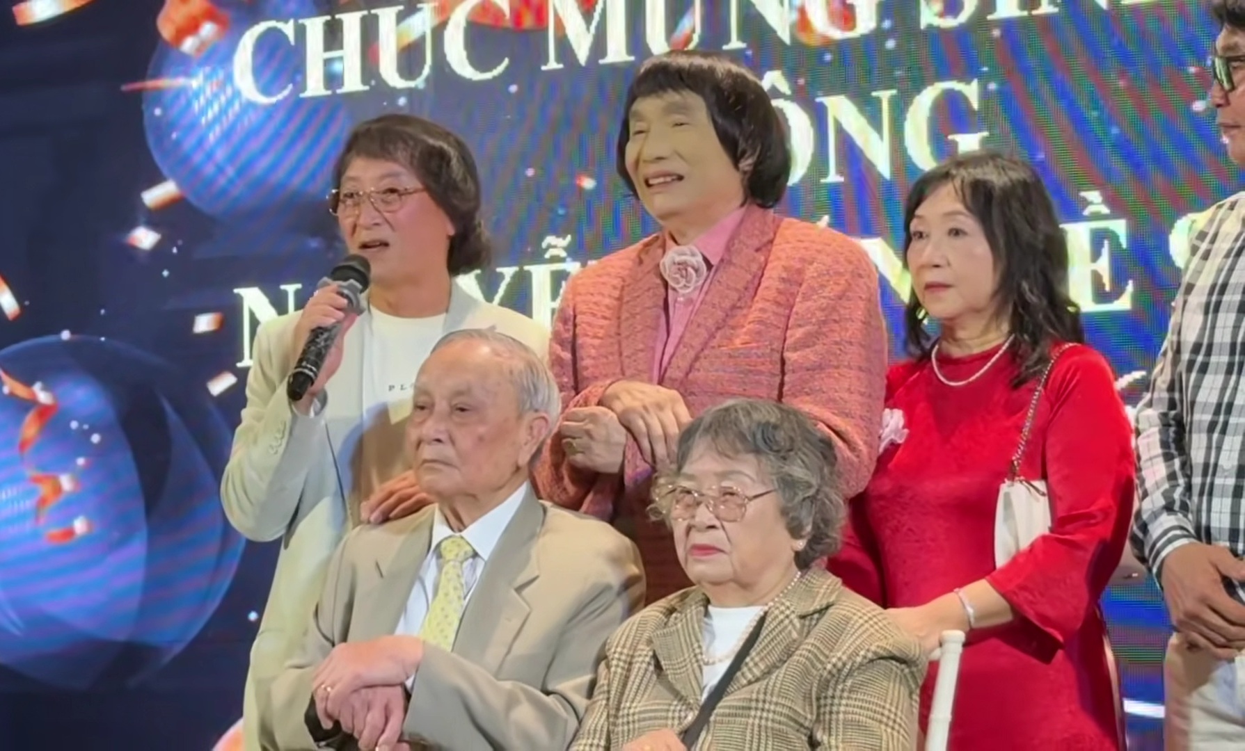 Cha ruột NSND Minh Vương đón tuổi 95 trên quê hương đầy xúc động - Ảnh 2. Cha ruột NSND Minh Vương đón tuổi 95 trên quê hương đầy xúc động - Ảnh 2.