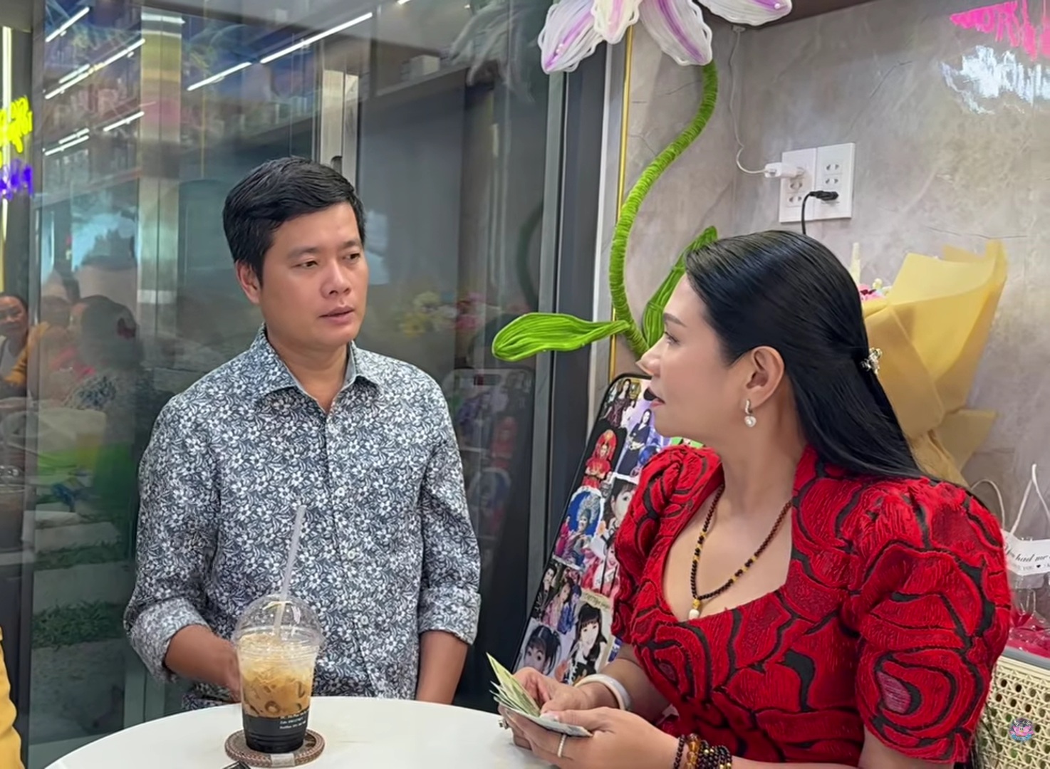 Ngọc Huyền từ Mỹ về cầm tiền mặt gửi Khương Dừa cho ban nhạc khiếm thị - Ảnh 2.