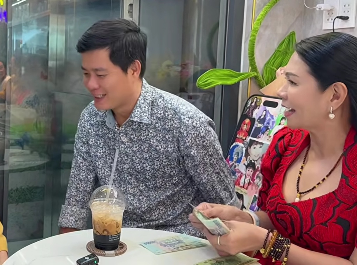 Ngọc Huyền từ Mỹ về cầm tiền mặt gửi Khương Dừa cho ban nhạc khiếm thị - Ảnh 1.