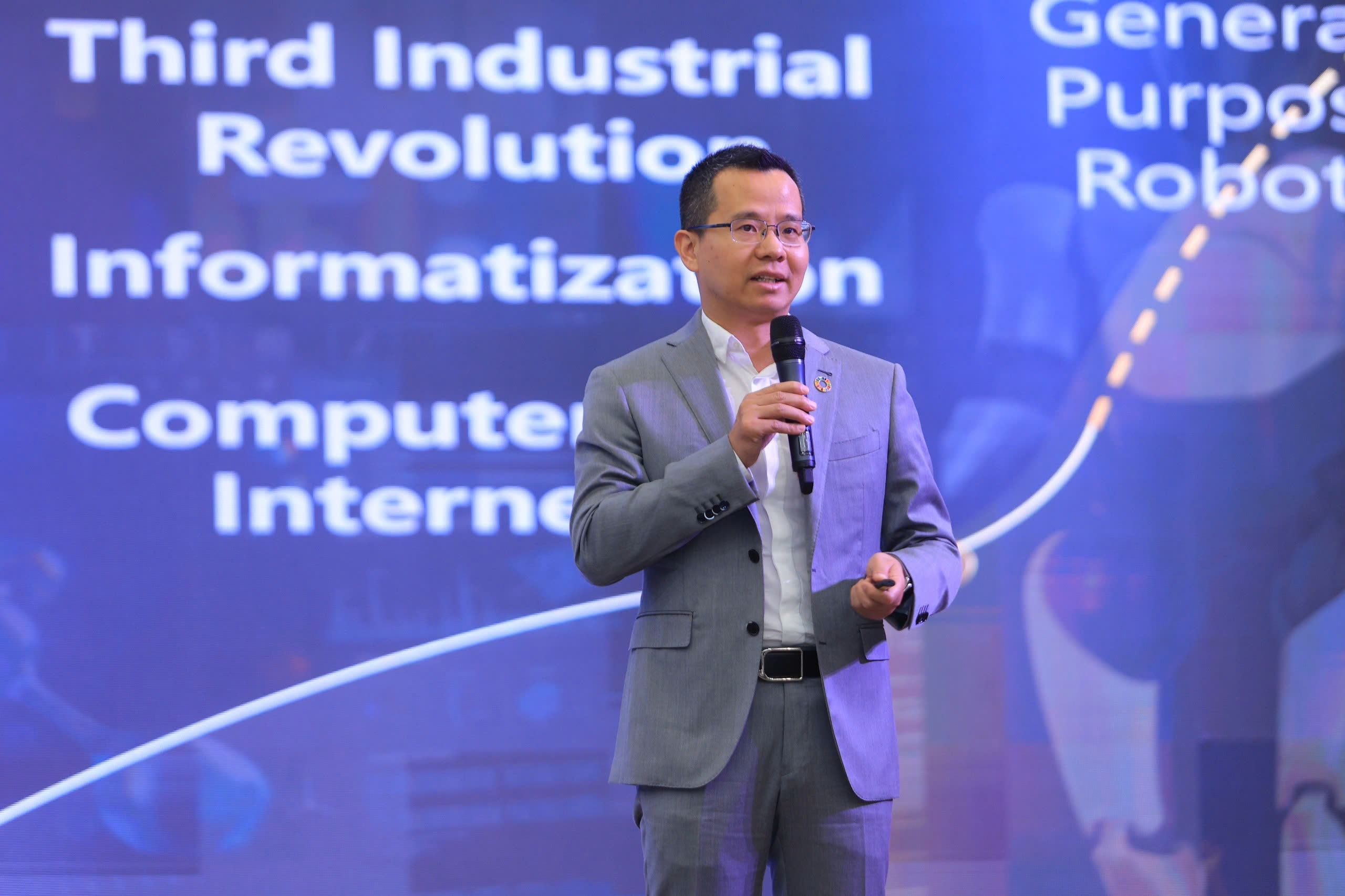 Trung Quốc mang robot tới Hà Nội, cùng Việt Nam khai thác