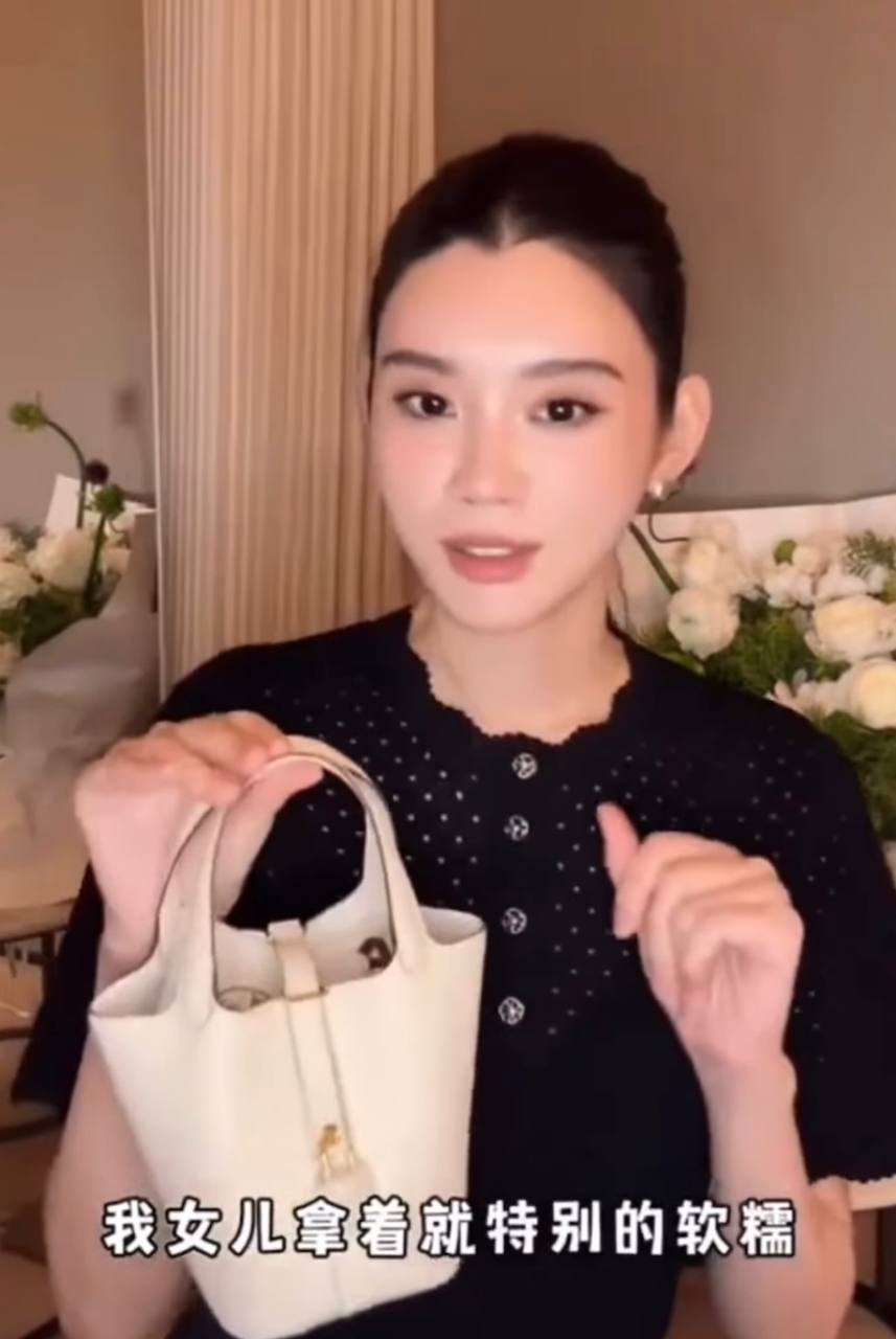 Hề Mộng Dao chi h&agrave;ng triệu mua t&uacute;i Herm&egrave;s cho con g&aacute;i 2 tuổi g&acirc;y sốt 2026 - Ảnh 1.