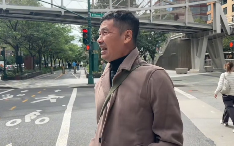 Nam diễn vi&ecirc;n U60 sang Mỹ: "Đi Mỹ tươi cười vậy chứ l&ograve;ng cũng buồn" - Ảnh 1.