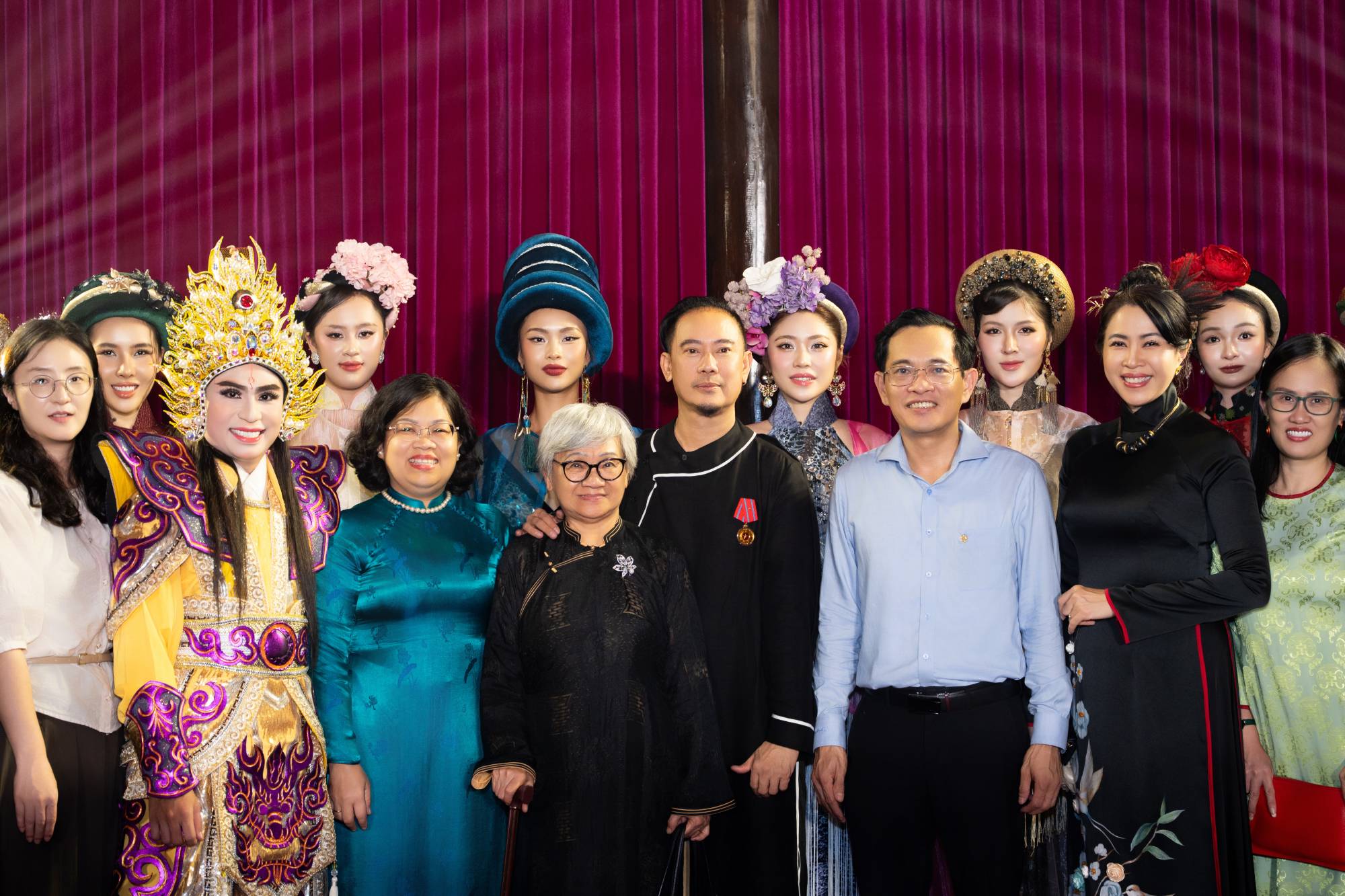 Võ Việt Chung đưa áo dài, đờn ca tài tử và ẩm thực vào show tối 1/10 tại TP.HCM - Ảnh 10. Võ Việt Chung đưa áo dài, đờn ca tài tử và ẩm thực vào show tối 1/10 tại TP.HCM - Ảnh 10.