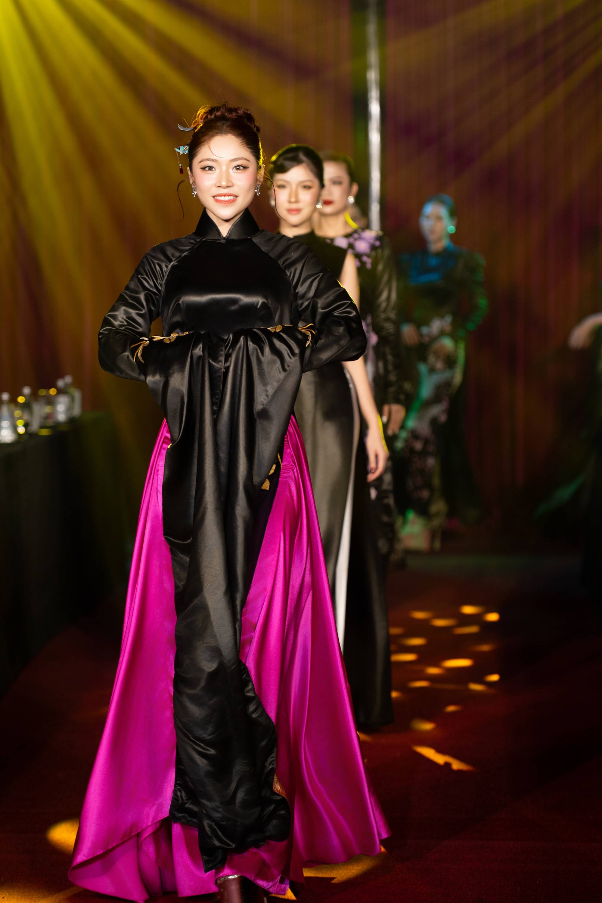 Võ Việt Chung đưa áo dài, đờn ca tài tử và ẩm thực vào show tối 1/10 tại TP.HCM - Ảnh 3. Võ Việt Chung đưa áo dài, đờn ca tài tử và ẩm thực vào show tối 1/10 tại TP.HCM - Ảnh 3.