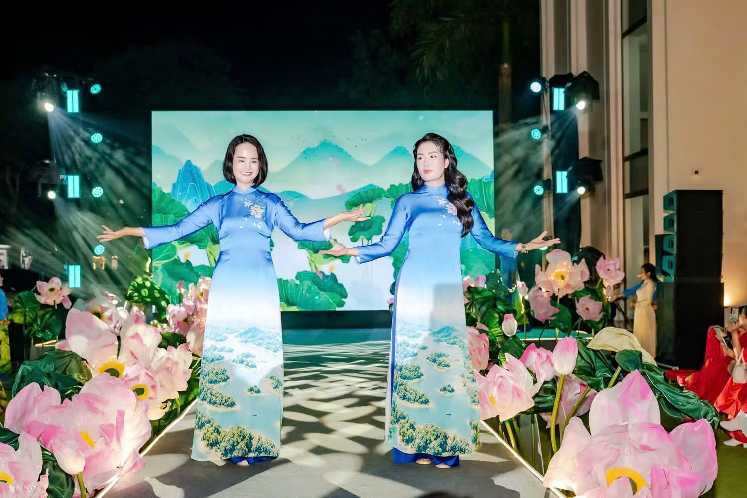 NTK Cao Thu Vân đưa danh thắng, biểu tượng xứ Thanh lên áo dài - Ảnh 1. NTK Cao Thu Vân đưa danh thắng, biểu tượng xứ Thanh lên áo dài - Ảnh 1.
