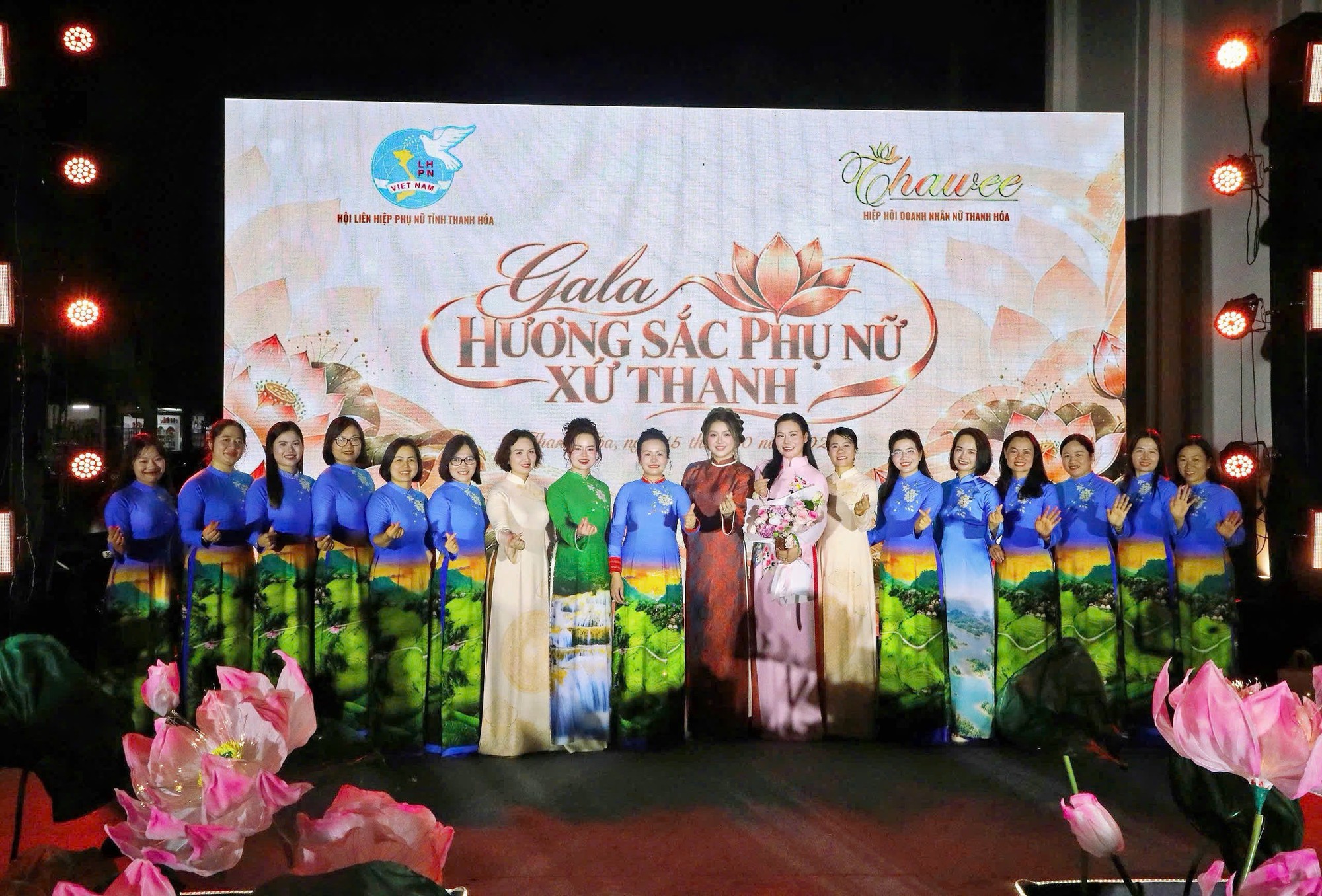 NTK Cao Thu Vân đưa danh thắng, biểu tượng xứ Thanh lên áo dài - Ảnh 3. NTK Cao Thu Vân đưa danh thắng, biểu tượng xứ Thanh lên áo dài - Ảnh 3.