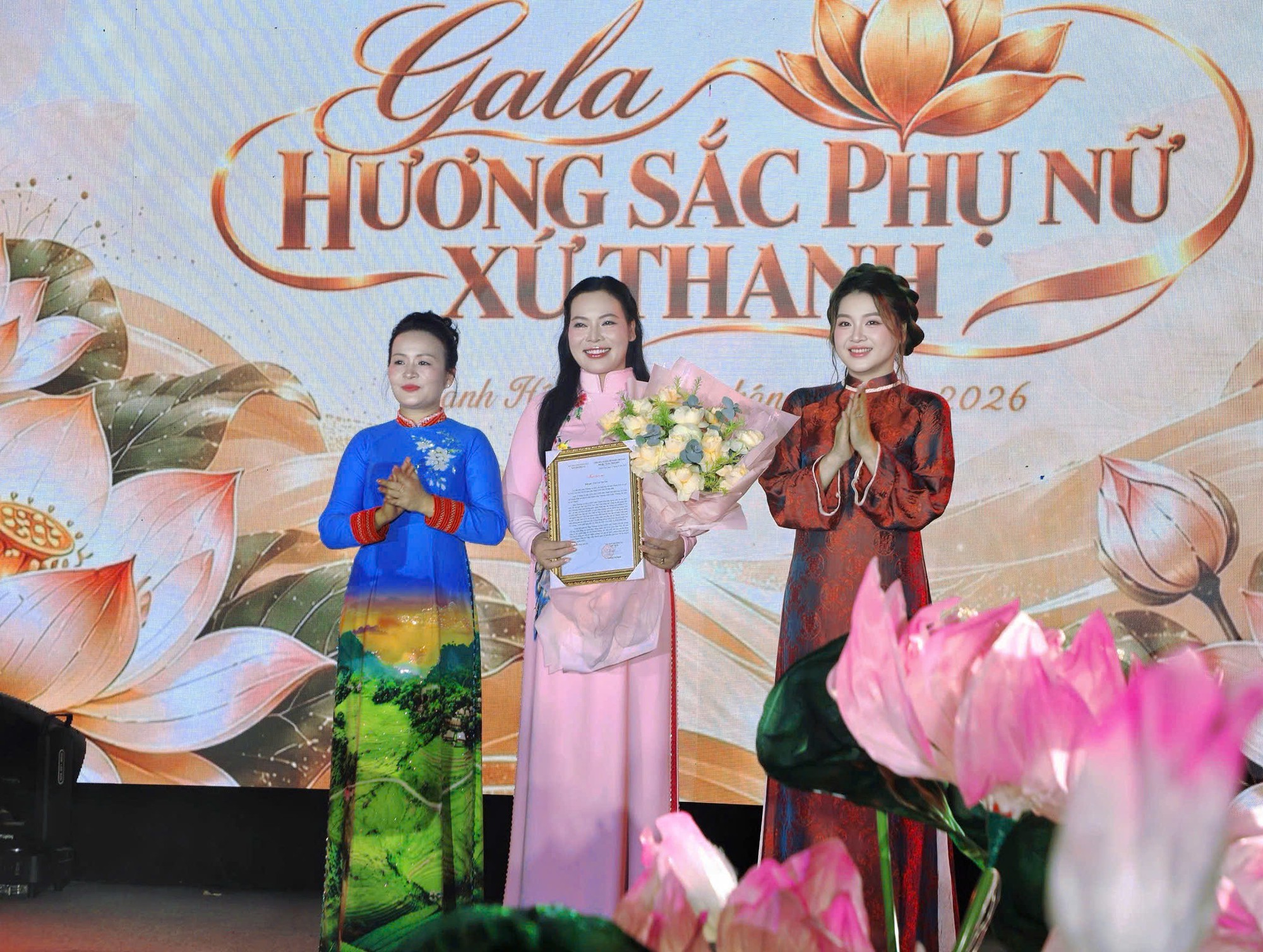 NTK Cao Thu Vân đưa danh thắng, biểu tượng xứ Thanh lên áo dài - Ảnh 5. NTK Cao Thu Vân đưa danh thắng, biểu tượng xứ Thanh lên áo dài - Ảnh 5.