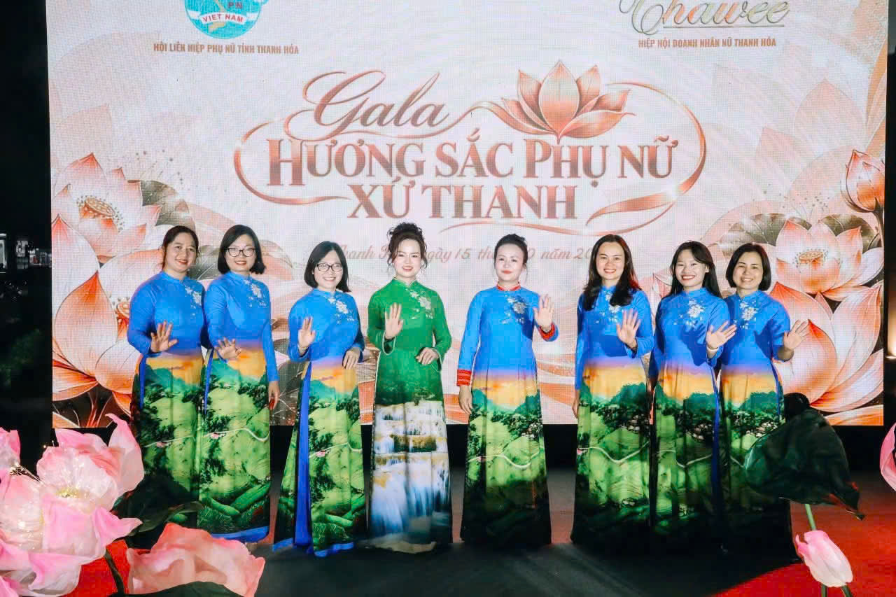 NTK Cao Thu Vân đưa danh thắng, biểu tượng xứ Thanh lên áo dài - Ảnh 4. NTK Cao Thu Vân đưa danh thắng, biểu tượng xứ Thanh lên áo dài - Ảnh 4.