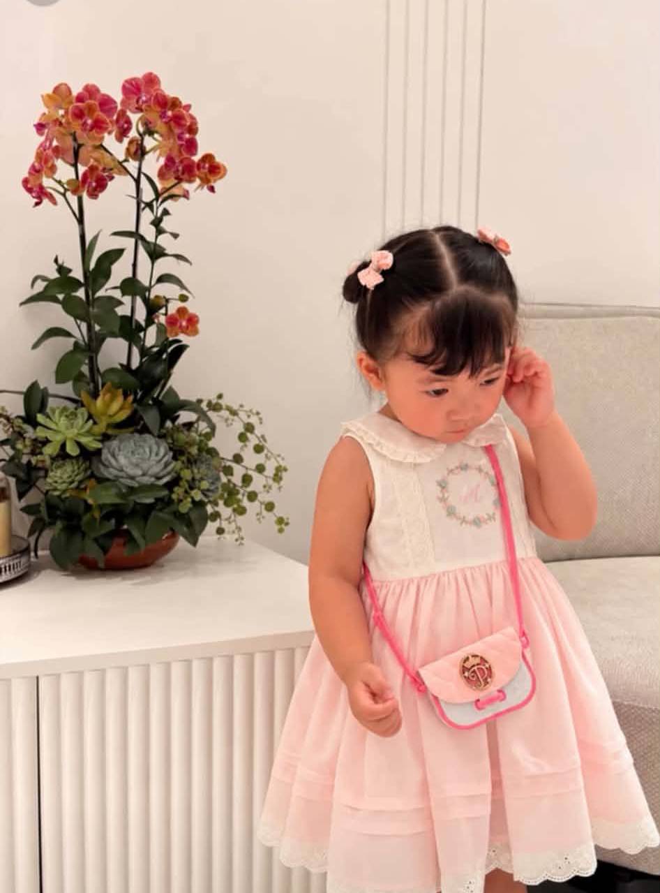 Con gái út của Hoa hậu Đặng Thu Thảo hiếm hoi lên sóng, vẻ ngoài xinh đẹp khiến dân tình trầm trồ- Ảnh 2.