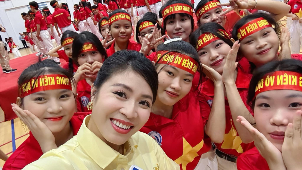 Gallery - Nữ MC 'Đường Lên Đỉnh Olympia' trượt trường Báo, học Sân khấu điện ảnh nhưng rẽ ngang làm truyền hình! Cuộc sống hiện ra sao? - image 8