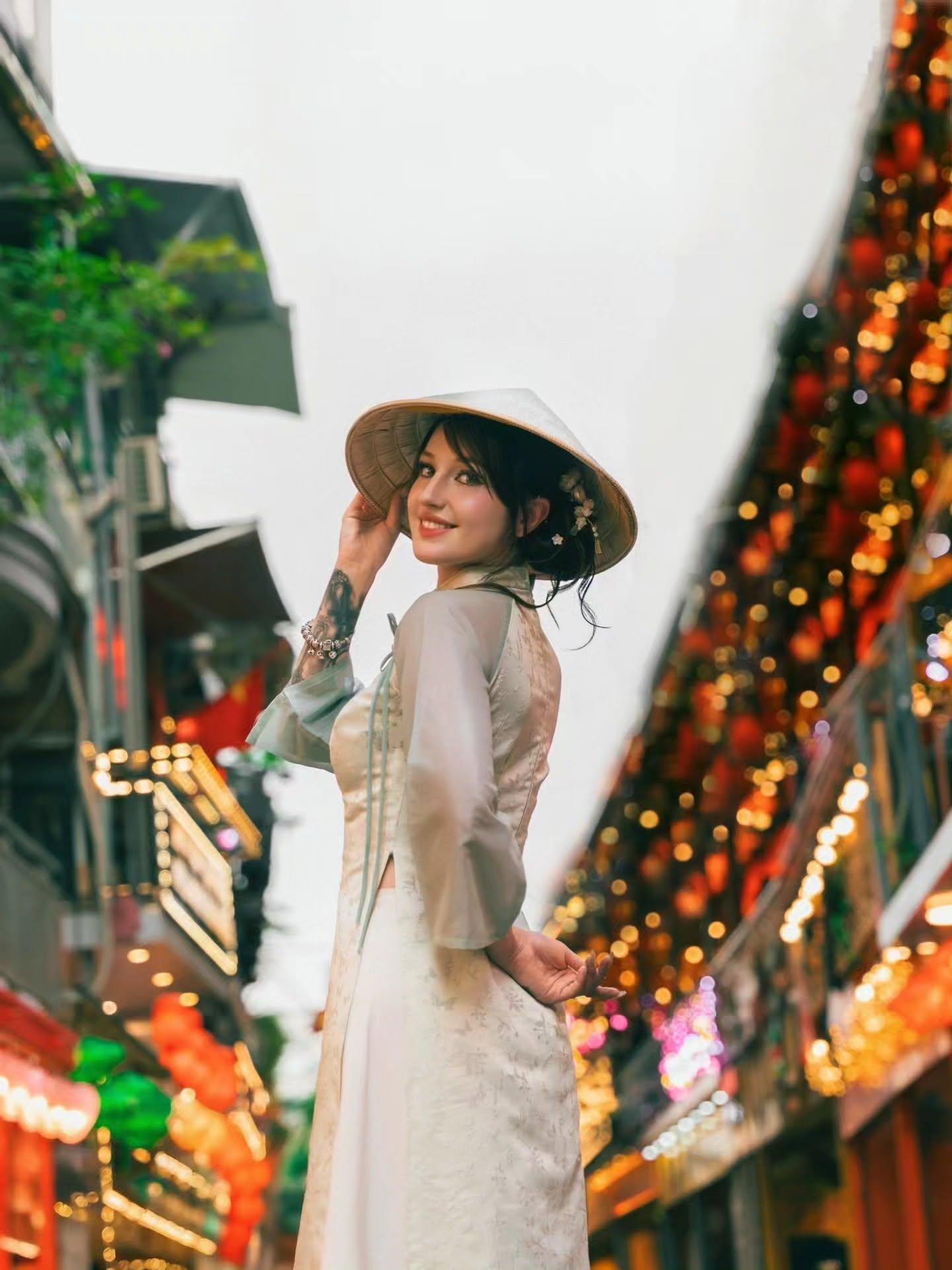 Gallery - Du khách Đức diện áo dài “đi lạc” vào phố đường tàu, khoe loạt ảnh đẹp như phim