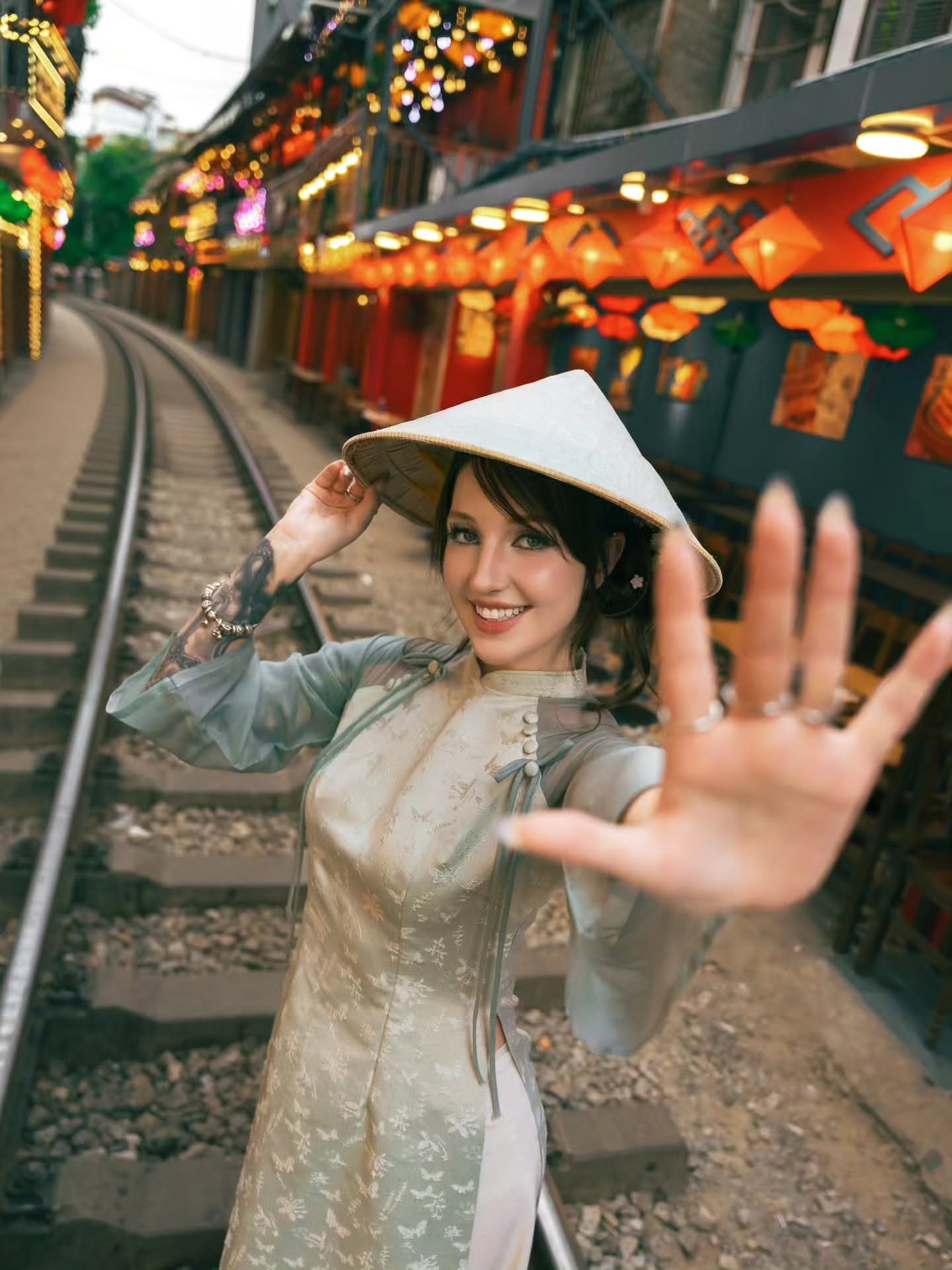 Gallery - Du khách Đức diện áo dài “đi lạc” vào phố đường tàu, khoe loạt ảnh đẹp như phim - image 1