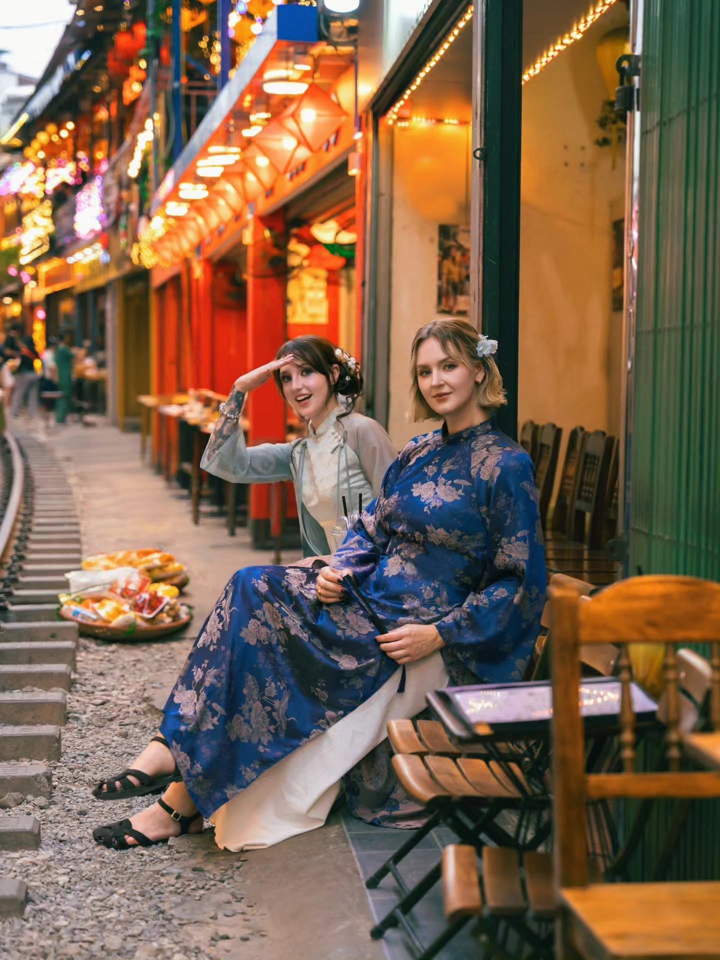 Gallery - Du khách Đức diện áo dài “đi lạc” vào phố đường tàu, khoe loạt ảnh đẹp như phim - image 2