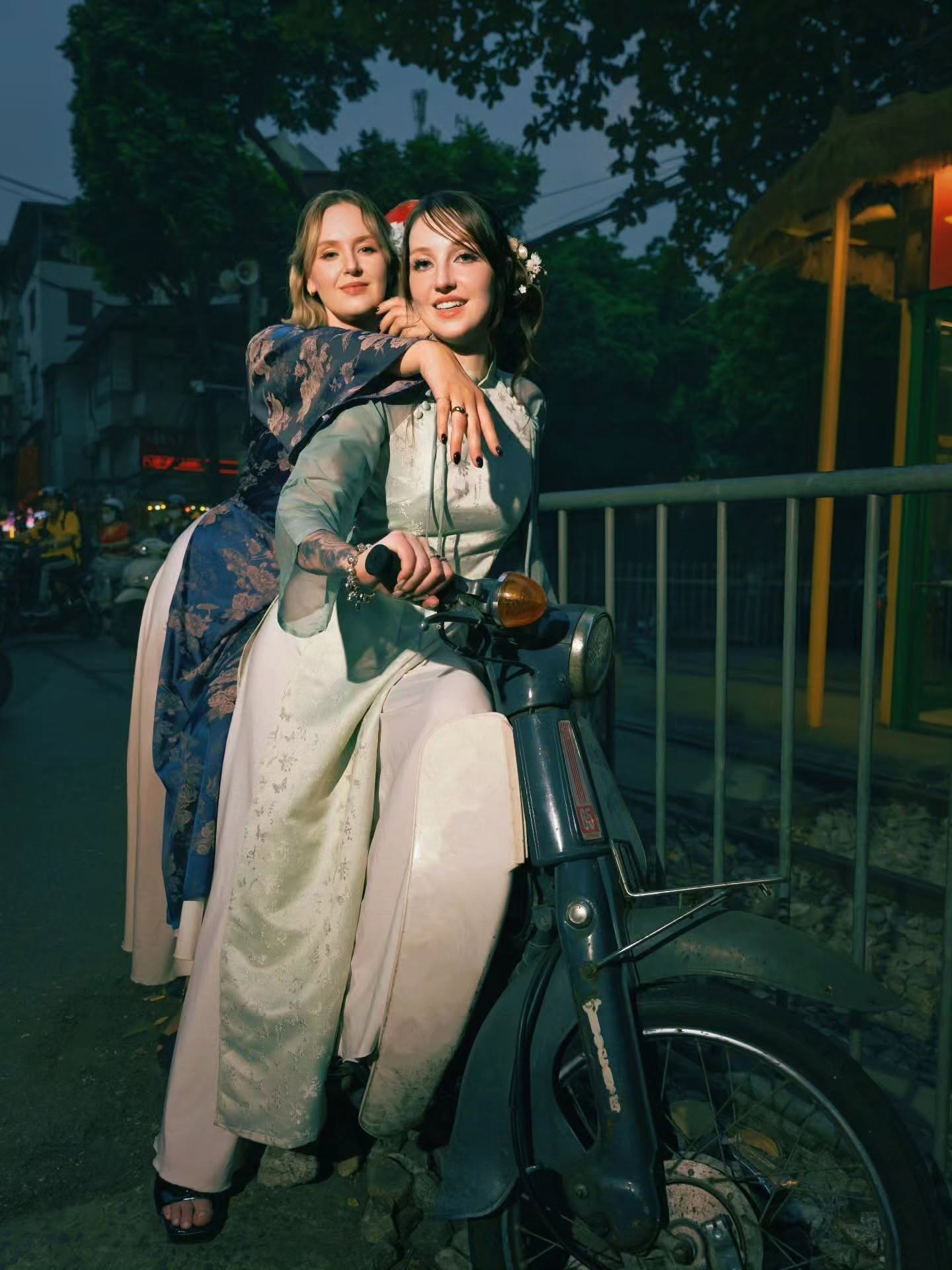 Gallery - Du khách Đức diện áo dài “đi lạc” vào phố đường tàu, khoe loạt ảnh đẹp như phim - image 4
