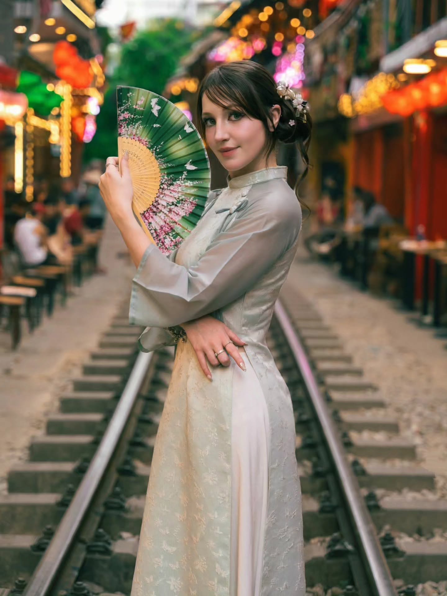 Gallery - Du khách Đức diện áo dài “đi lạc” vào phố đường tàu, khoe loạt ảnh đẹp như phim - image 5