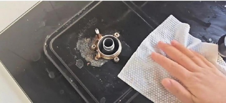 C&aacute;ch biến muối v&agrave; kem đ&aacute;nh răng th&agrave;nh chất tẩy rửa cực kỳ hiệu quả - Ảnh 3.