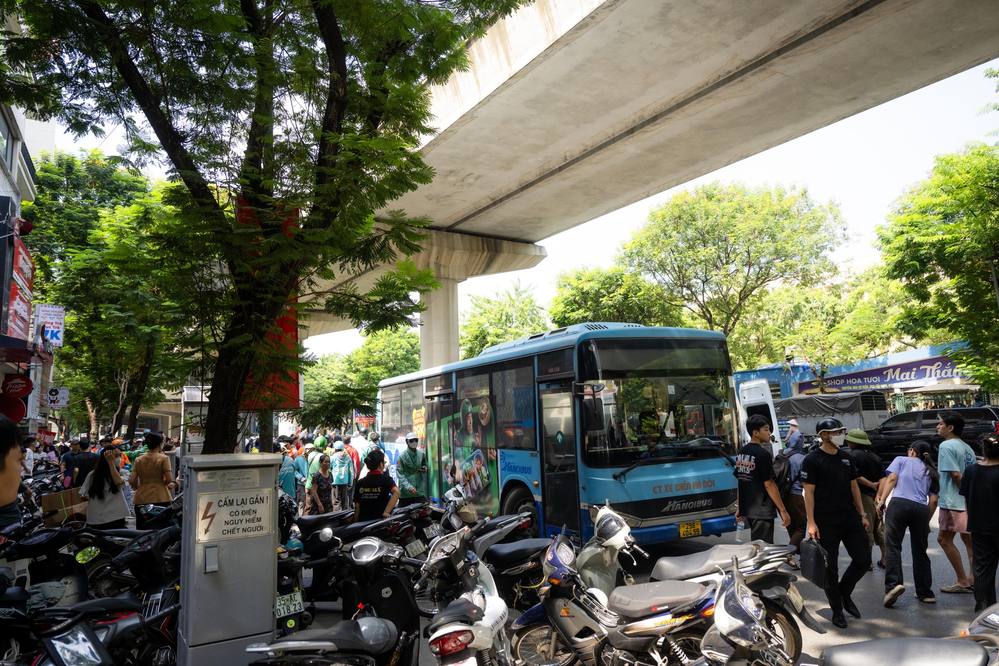 Tai nạn xe buýt nghiêm trọng ở Hà Nội khiến cô gái tử vong tại chỗ - Ảnh 3. Tai nạn xe buýt nghiêm trọng ở Hà Nội khiến cô gái tử vong tại chỗ - Ảnh 3.