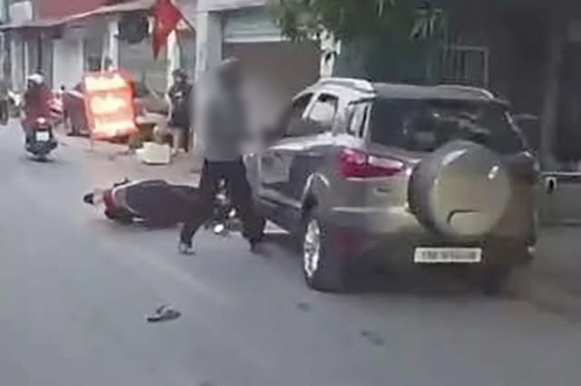 Vụ người đàn ông bị đâm tử vong trên ô tô ở Hà Nội: Nhân chứng kể gì? - Ảnh 2.