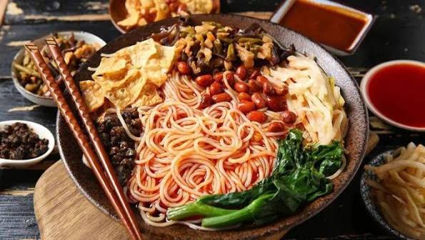 Đang ăn mì, thực khách gắp trúng vật thể kỳ lạ gây tranh cãi: Cửa hàng tiết lộ sự thật bất ngờ - Ảnh 2.