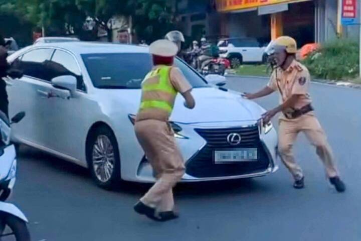 Nữ tài xế Lào Cai tăng ga bỏ chạy khi bị CSGT dừng xe vi phạm tốc độ - Ảnh 2. Nữ tài xế Lào Cai tăng ga bỏ chạy khi bị CSGT dừng xe vi phạm tốc độ - Ảnh 2.
