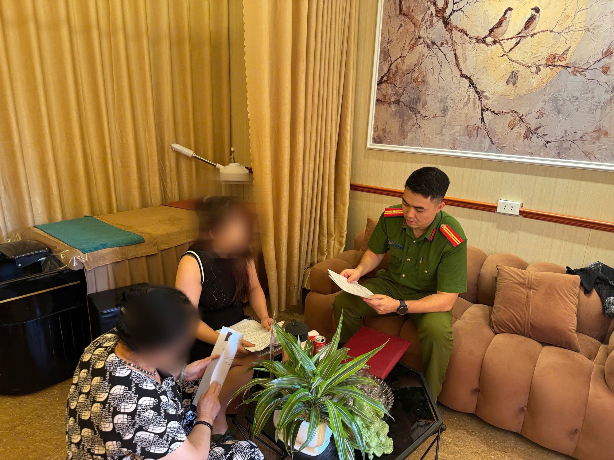 Công an kiểm tra đột xuất nhiều cơ sở kinh doanh dịch vụ massage - Ảnh 1.