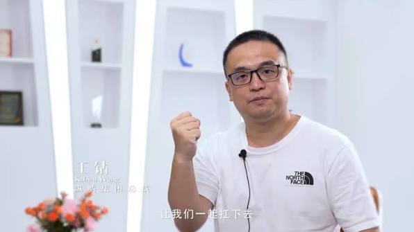 Phát hiện nam sinh khởi nghiệp từ năm 20 tuổi bằng những mặt hàng có giá chưa đến 4.000 đồng, 9 năm sau sở hữu tập đoàn quốc tế, tài sản gần 38.000 tỷ đồng - Ảnh 3.