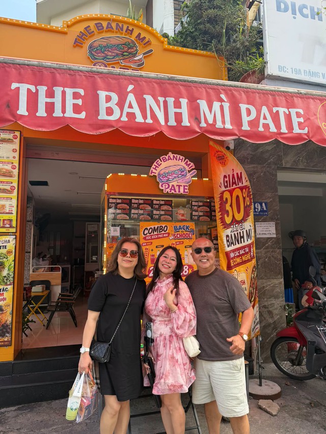 Nam nghệ sĩ đình đám U50 đi bán bánh mì ở đường Đặng Văn Ngữ, TP.HCM- Ảnh 4.