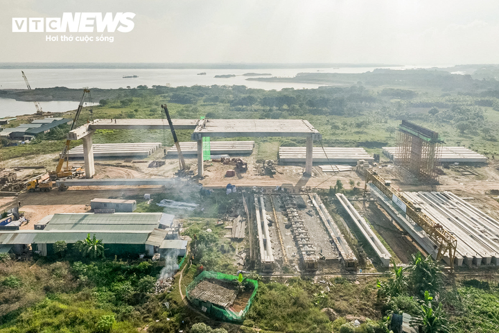 Những phiến dầm đầu tiên cầu Hồng Hà lắp đặt tại siêu cầu gần 10 . 000 Tỷ đồng - Ảnh 4. Những phiến dầm đầu tiên cầu Hồng Hà lắp đặt tại siêu cầu gần 10 . 000 Tỷ đồng - Ảnh 4.