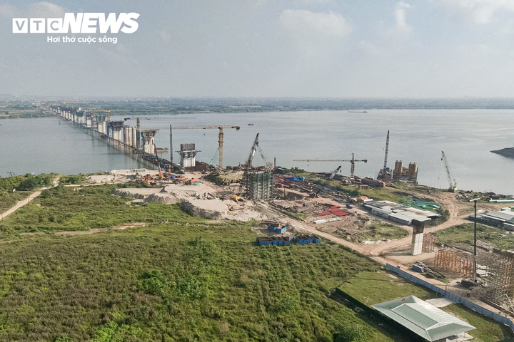 Những phiến dầm đầu tiên cầu Hồng Hà lắp đặt tại siêu cầu gần 10 . 000 Tỷ đồng - Ảnh 1. Những phiến dầm đầu tiên cầu Hồng Hà lắp đặt tại siêu cầu gần 10 . 000 Tỷ đồng - Ảnh 1.