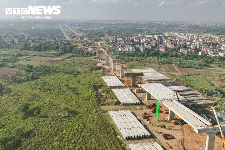 Những phiến dầm đầu tiên cầu Hồng Hà lắp đặt tại siêu cầu gần 10 . 000 Tỷ đồng - Ảnh 2. Những phiến dầm đầu tiên cầu Hồng Hà lắp đặt tại siêu cầu gần 10 . 000 Tỷ đồng - Ảnh 2.