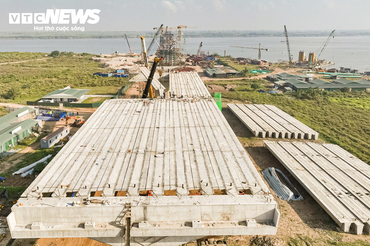 Những phiến dầm đầu tiên cầu Hồng Hà lắp đặt tại siêu cầu gần 10 . 000 Tỷ đồng - Ảnh 3. Những phiến dầm đầu tiên cầu Hồng Hà lắp đặt tại siêu cầu gần 10 . 000 Tỷ đồng - Ảnh 3.