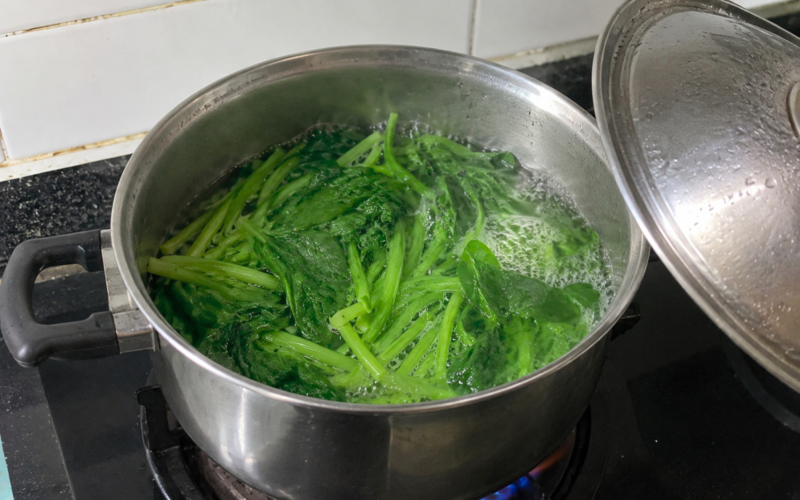Luộc rau n&ecirc;n mở vung hay đậy vung để giữ m&agrave;u v&agrave; dinh dưỡng? - Ảnh 1.