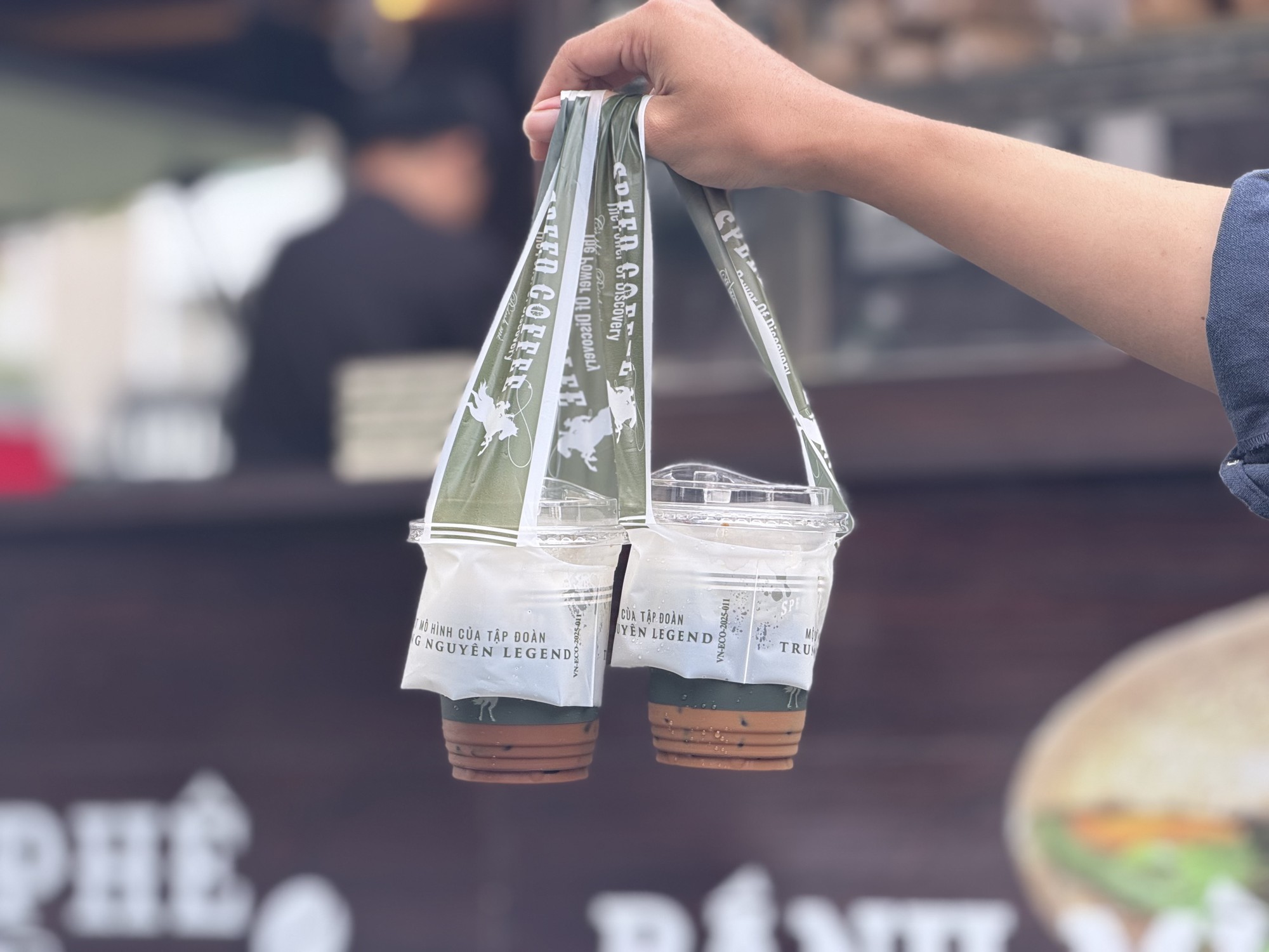 Cùng là Trung Nguyên Legend của ông Đặng Lê Nguyên Vũ: Một nơi từng đón vị khách thứ 5 triệu, một nơi là xe tải bán bánh mì 25.000 đồng - Ảnh 9. Cùng là Trung Nguyên Legend của ông Đặng Lê Nguyên Vũ: Một nơi từng đón vị khách thứ 5 triệu, một nơi là xe tải bán bánh mì 25.000 đồng - Ảnh 9.