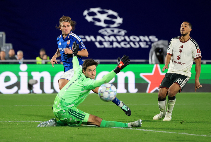 Nico Paz lập c&uacute; đ&uacute;p, Man Utd thảm bại 1-4 trước Como - Ảnh 3.