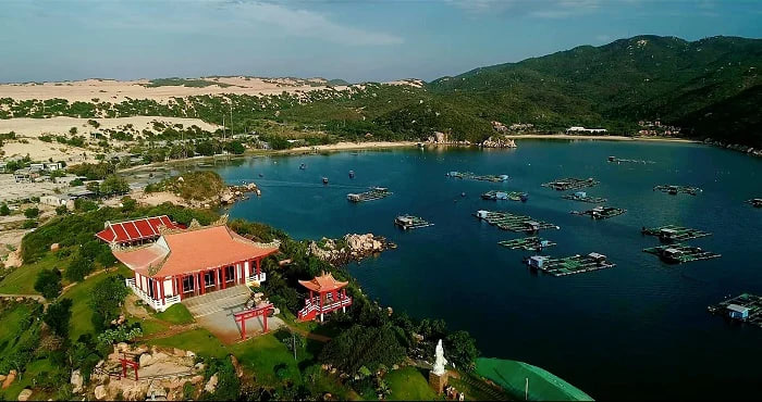 Đầm Môn - nơi đón ánh nắng đầu tiên của Việt Nam với bãi biển trong xanh tuyệt đẹp - Ảnh 10.