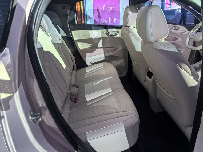BYD Seagull 2026 ra mắt: Tăng kích cỡ gần bằng Dolphin, pin 'mini' nhưng vẫn có sạc siêu nhanh, giá quy đổi từ 255 triệu - Ảnh 5. BYD Seagull 2026 ra mắt: Tăng kích cỡ gần bằng Dolphin, pin 'mini' nhưng vẫn có sạc siêu nhanh, giá quy đổi từ 255 triệu - Ảnh 5.